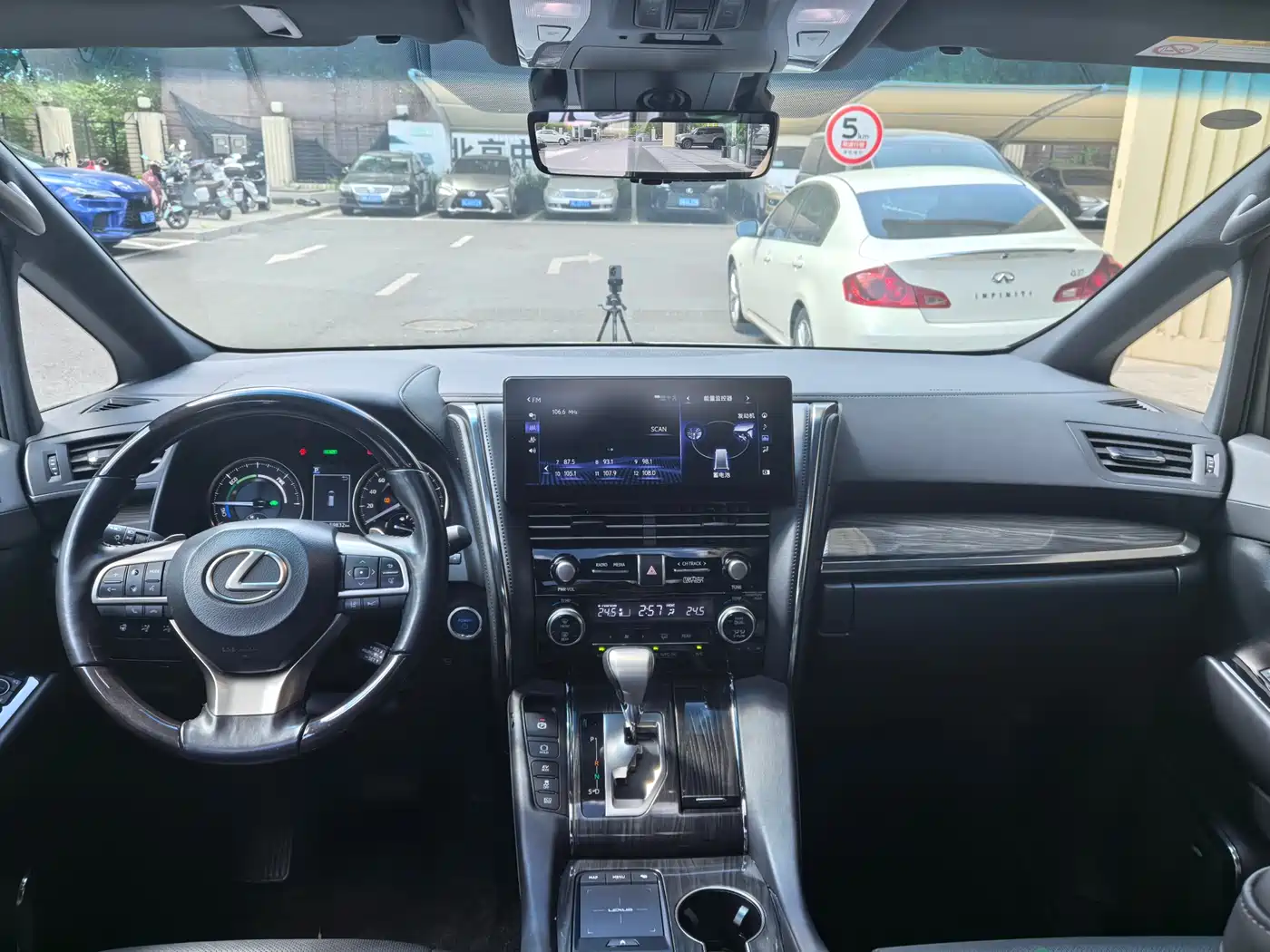 Lexus LM 2020 300h Seven-Seater Elegance Edition фото 8