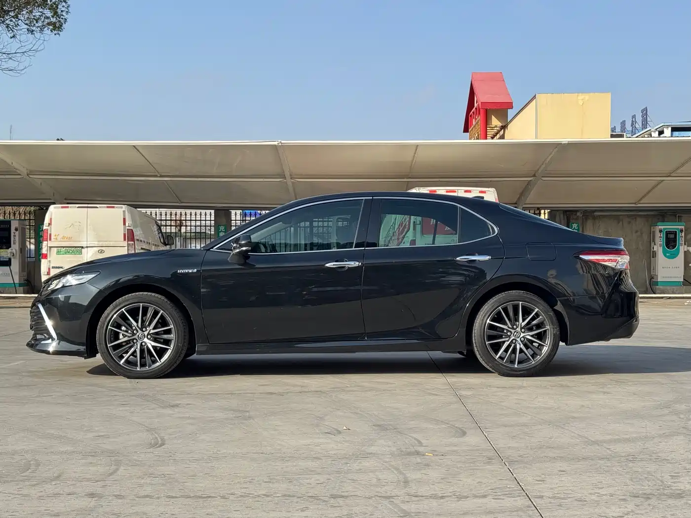 Toyota Camry 2023 Hybrid 2.5HG Luxury Edition фото 4