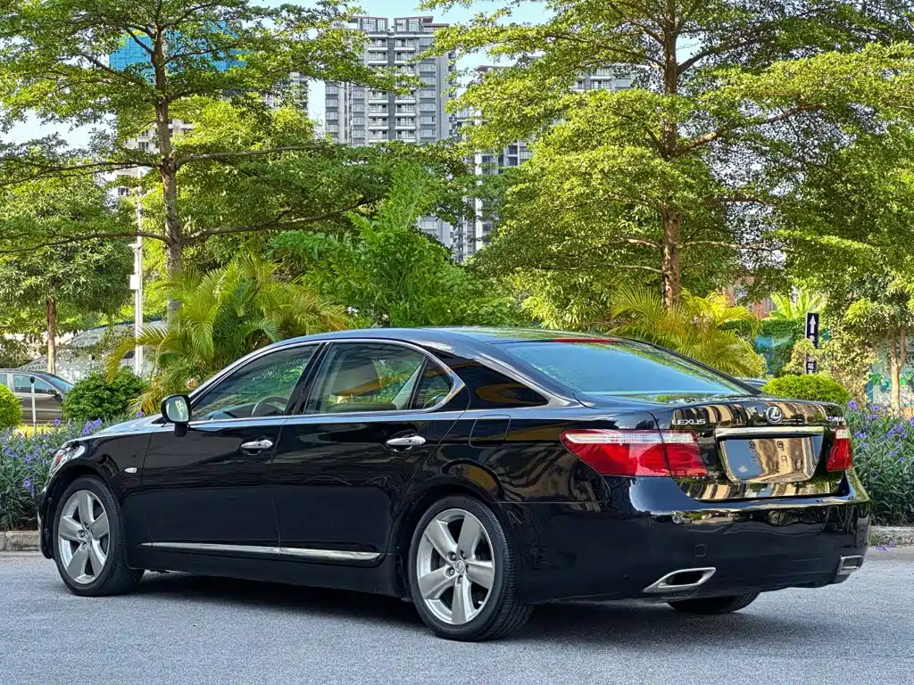 Фото 6 - Lexus LS