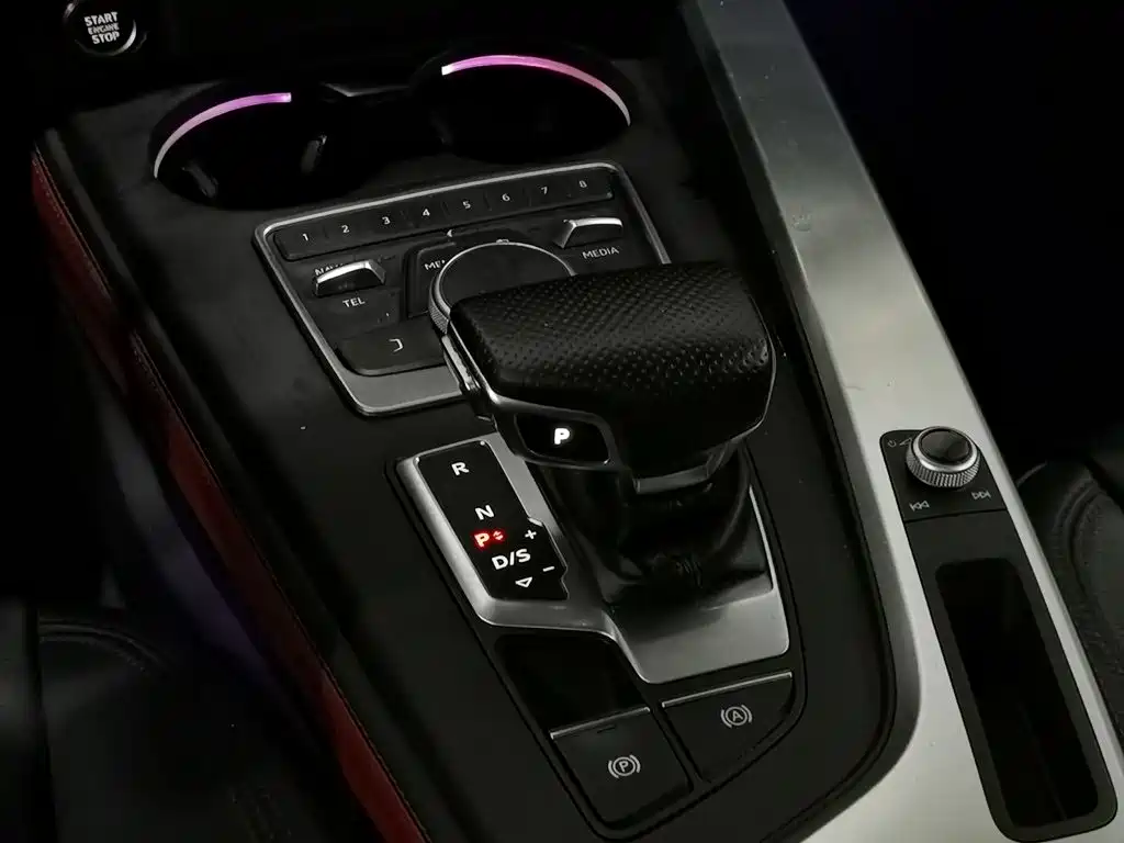 Фото 13 - Audi A4L