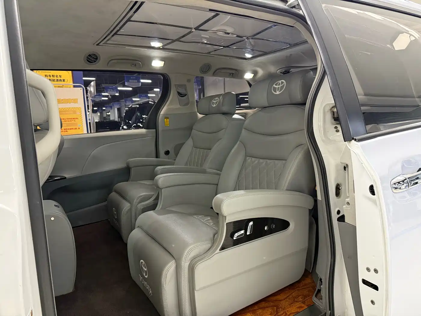 Toyota Sienna 2015 3.5L 2WD LE фото 5