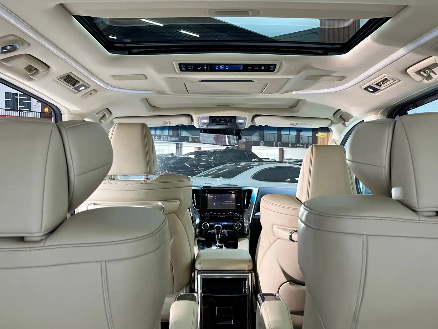 Toyota Alphard 2019 Hybrid 2.5L Luxury фото 6