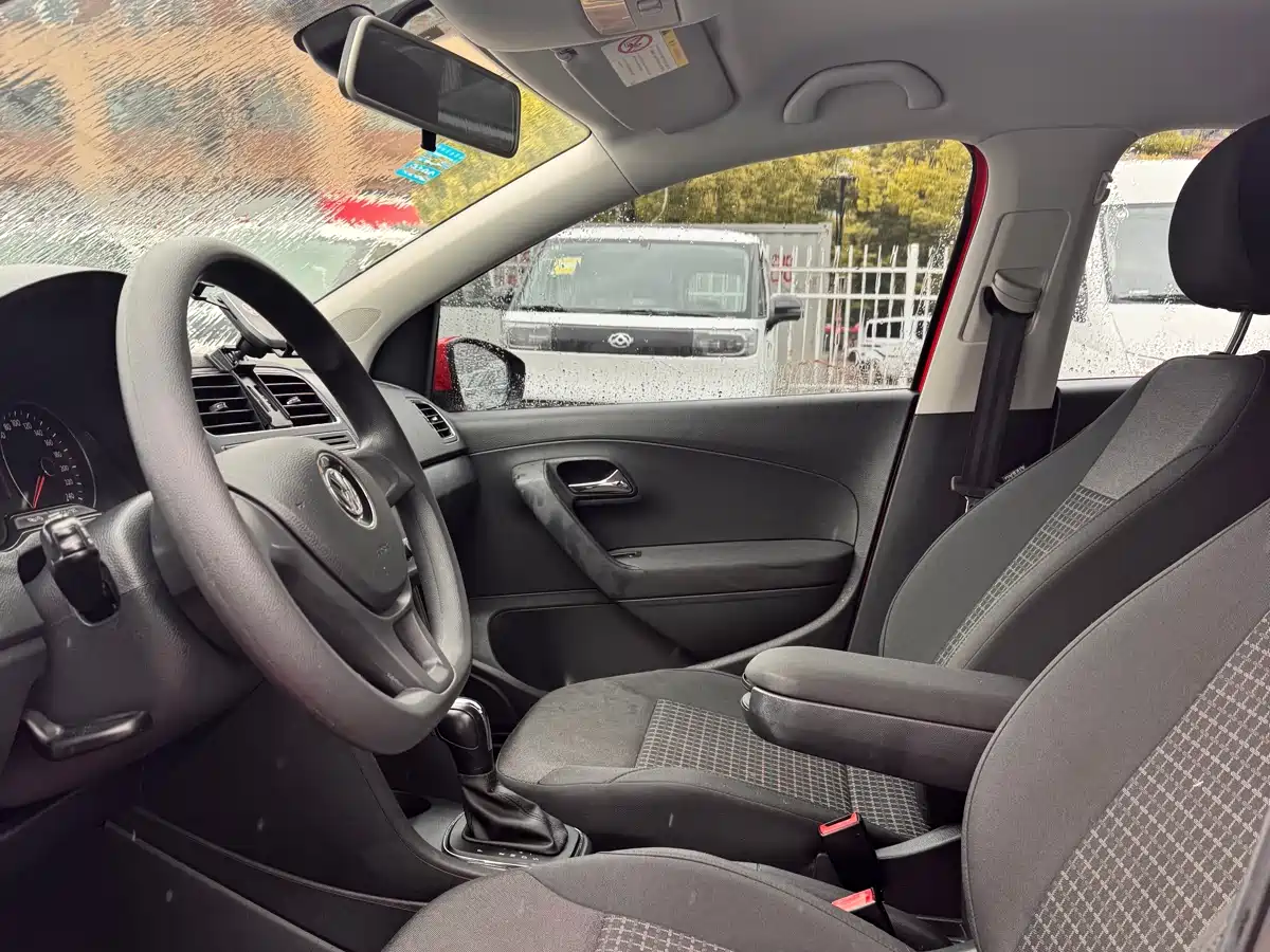 Volkswagen Polo 2014 1.4L Automatic Comfort Edition фото 9
