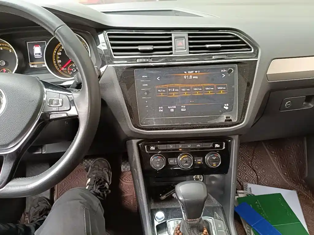 Photo 9 - Volkswagen Tiguan L