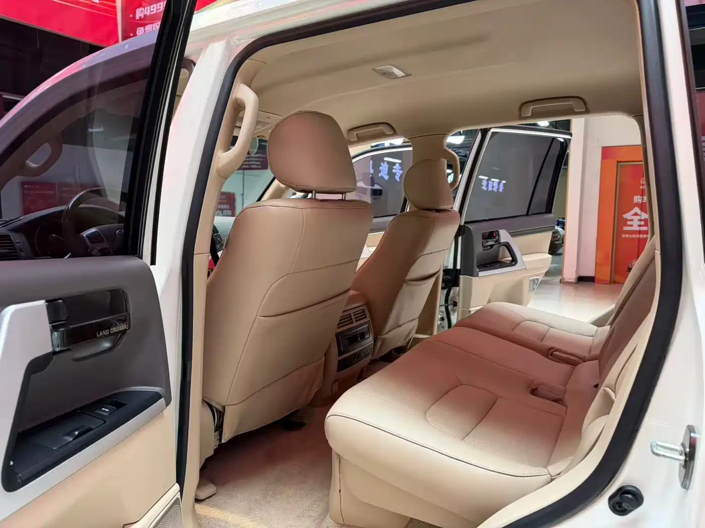 Toyota Land Cruiser (Import) 2015 4.0L V6 Middle East Low Configuration Edition фото 12