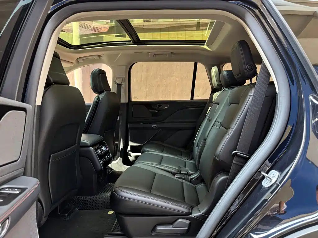 Photo 10 - Lincoln Aviator