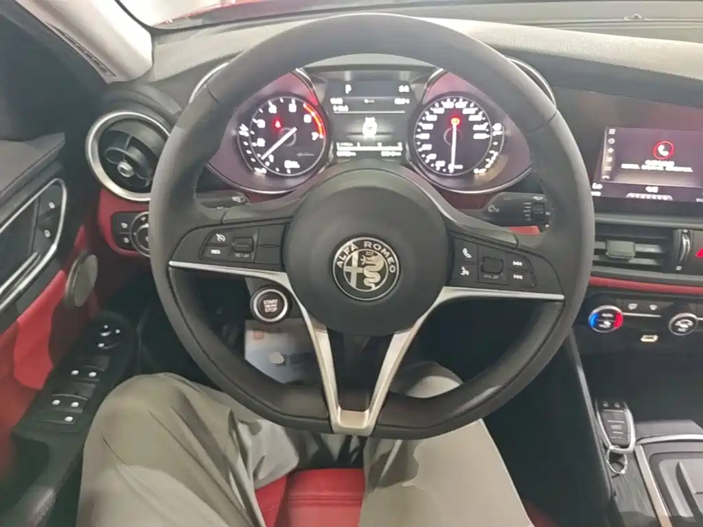 Alfa Romeo Giulia 2018 2017 2.0T 200HP Luxury Edition