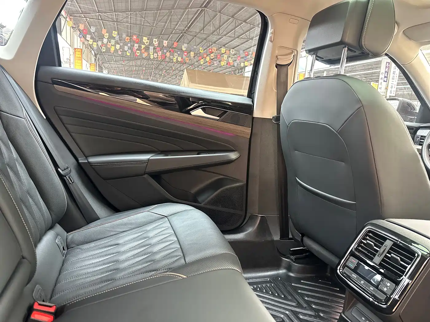 Volkswagen Passat 2021 Model 330TSI Luxury Edition фото 9