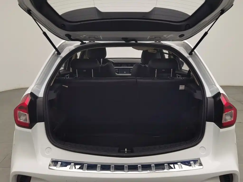 Фото 16 - Geely Vision X3