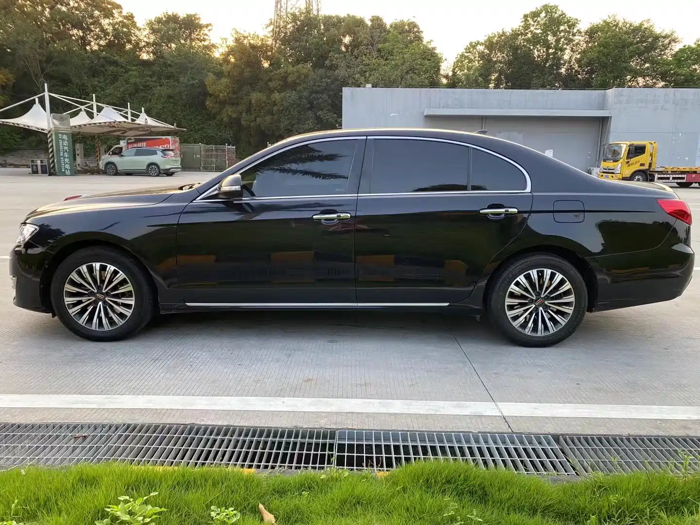 Photo 6 - Hongqi H7