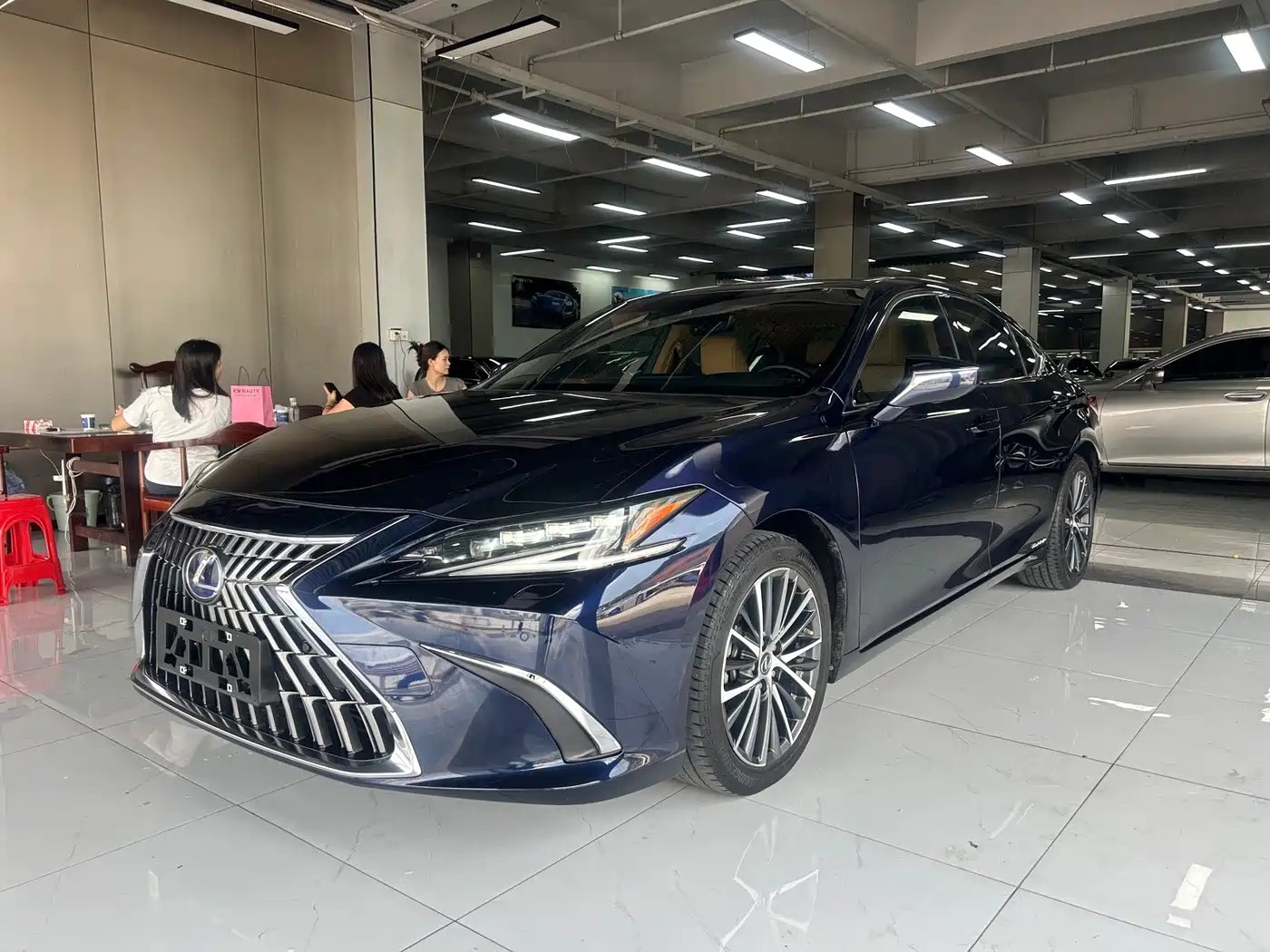 Фото 1 - Lexus ES