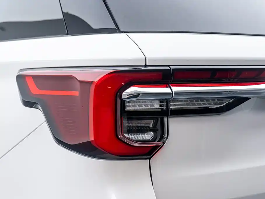 Photo 13 - Ford Explorer