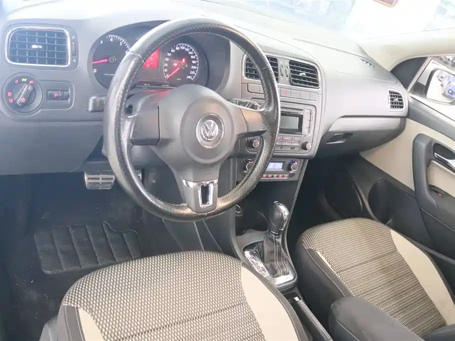 Volkswagen Polo 2012 1.6L Cross Polo AT фото 8