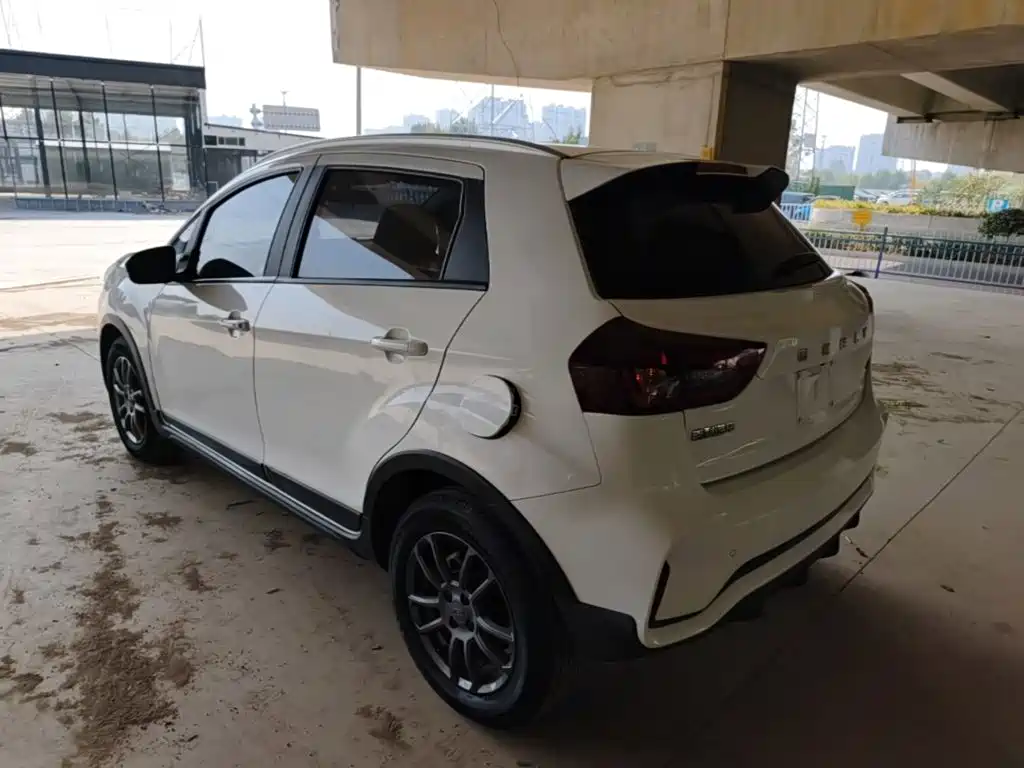 Фото 5 - Geely Vision X3