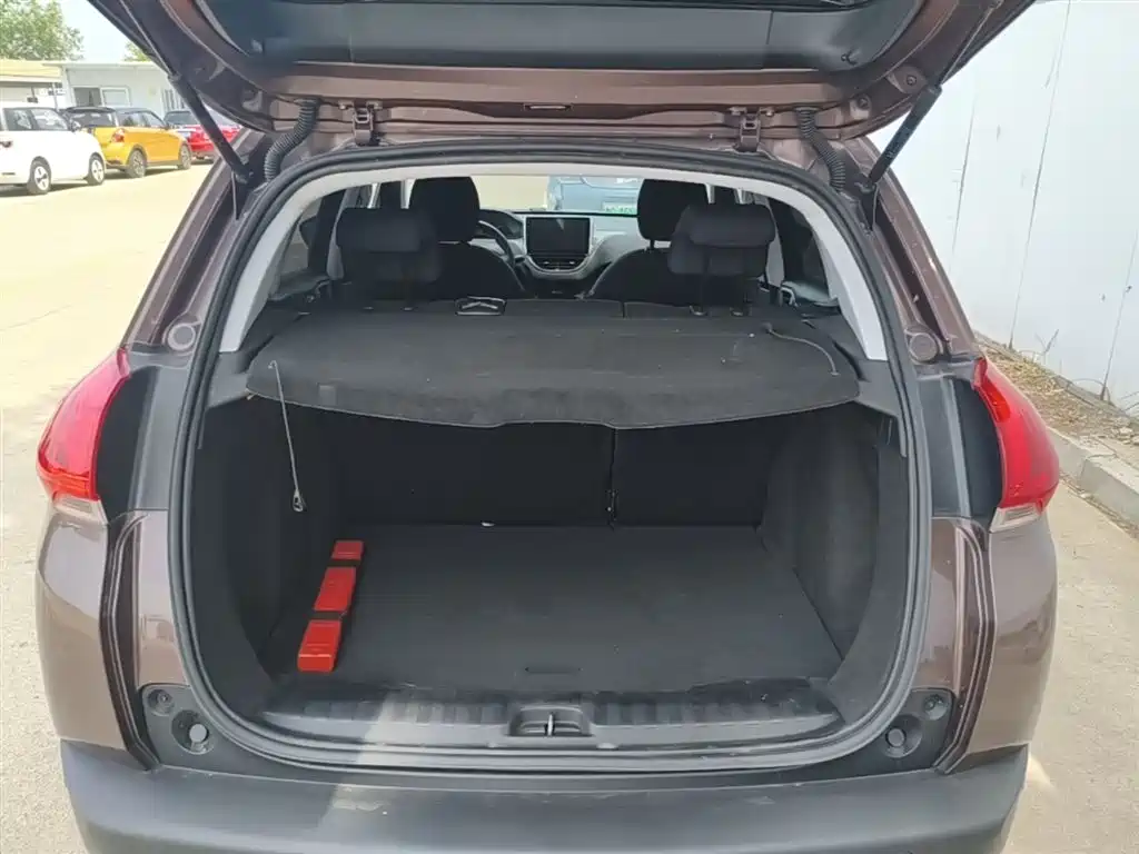 Peugeot 2008 2015 1.6L Automatic Cool Edition фото 19
