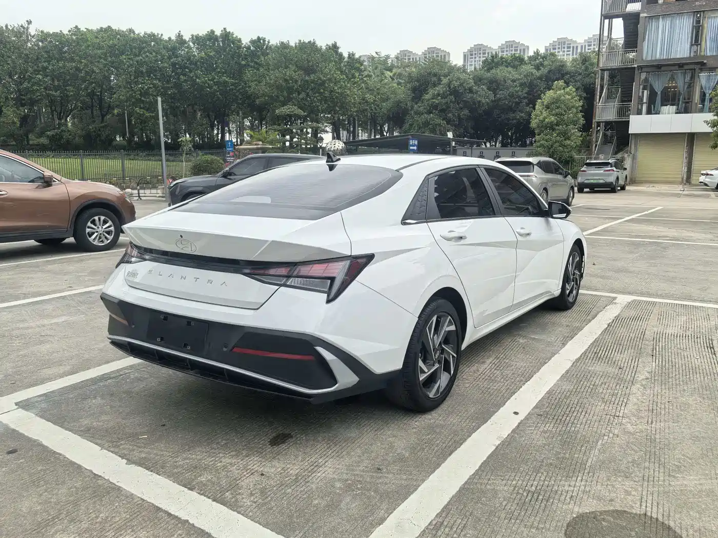 Hyundai Elantra 2023 1.5L CVT GLX Elite Edition фото 14
