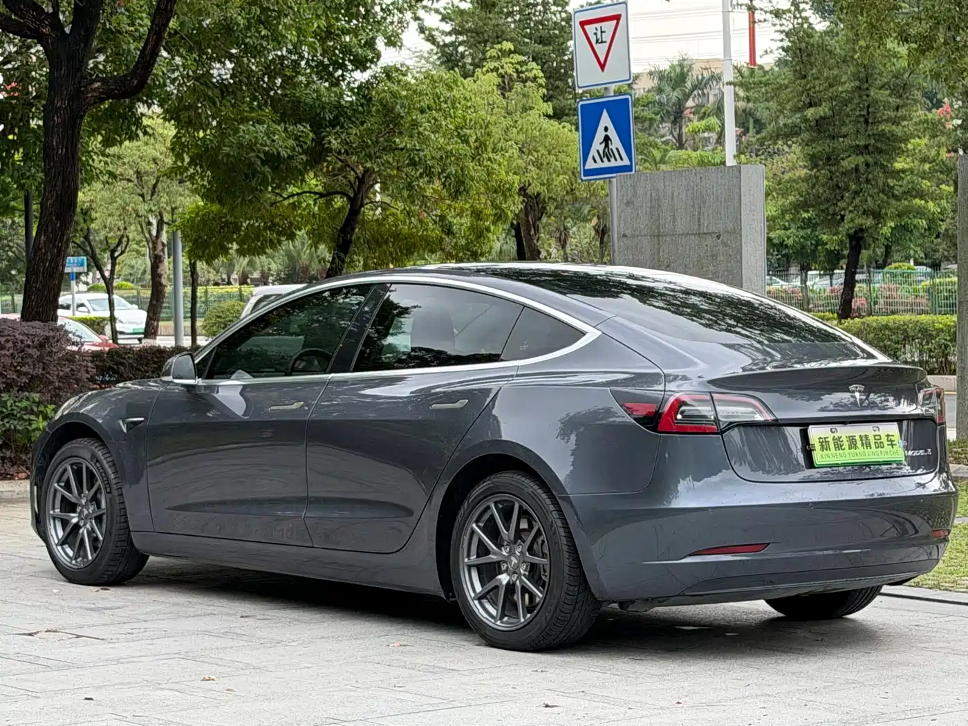 TESLA MODEL 3