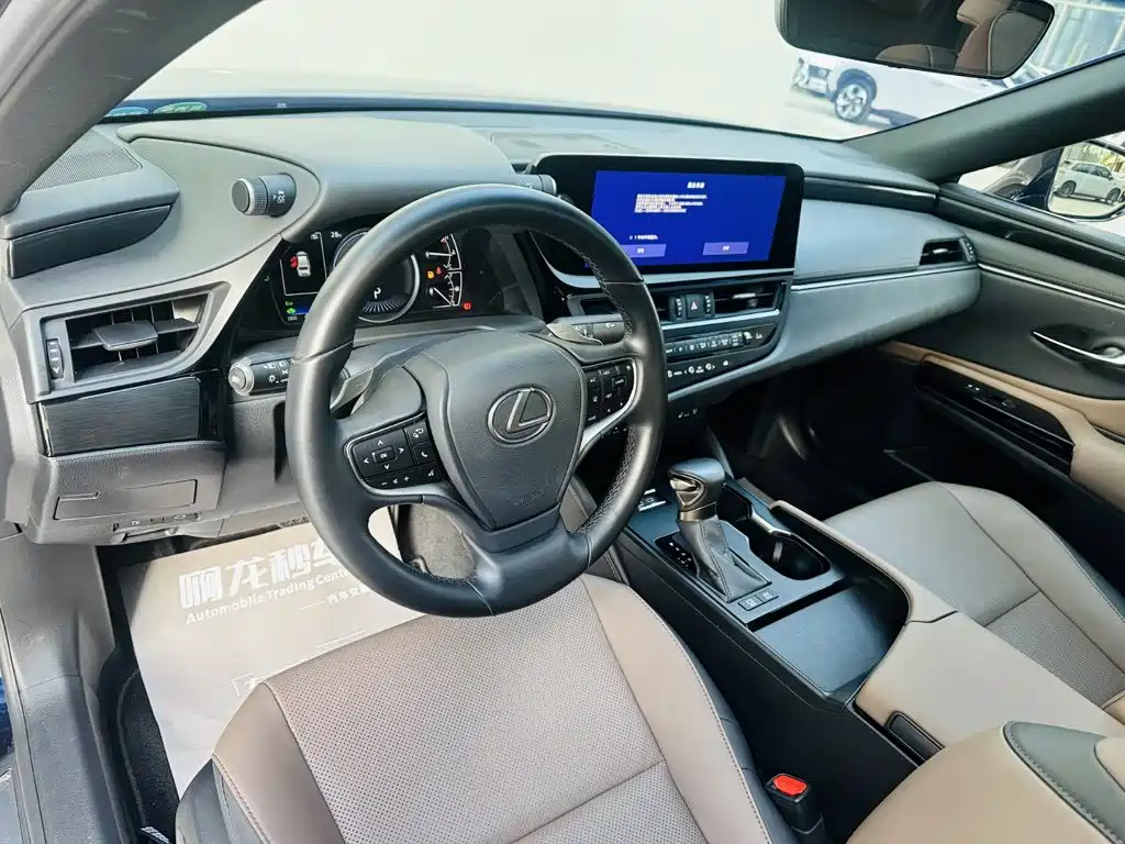 Фото 9 - Lexus ES