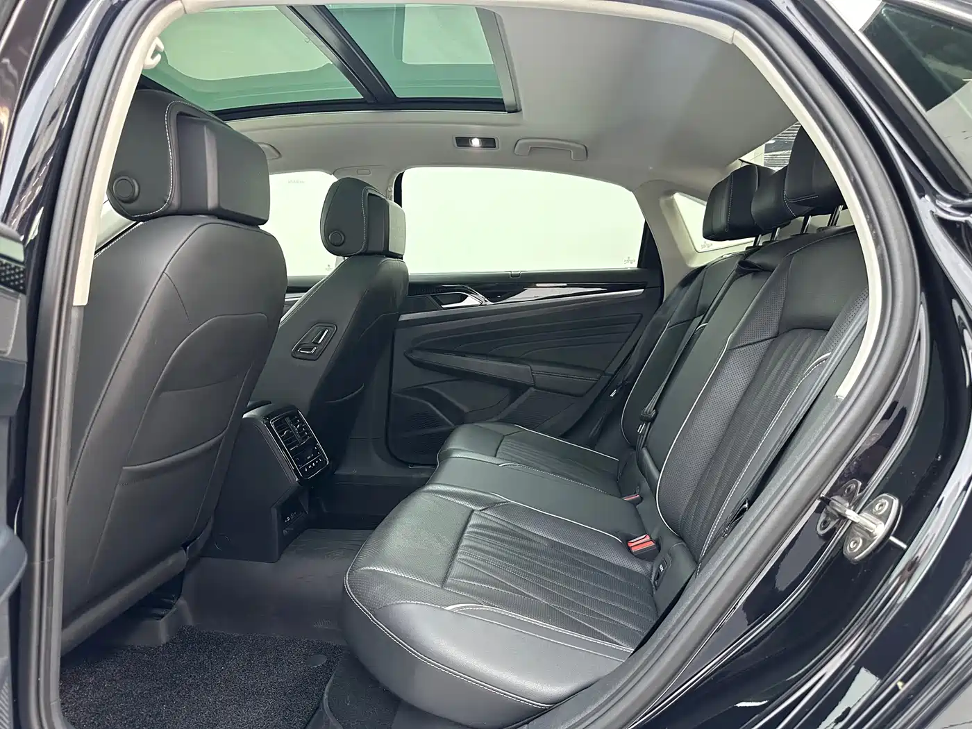Volkswagen Passat 2023 330TSI Starlight Premium Edition фото 6
