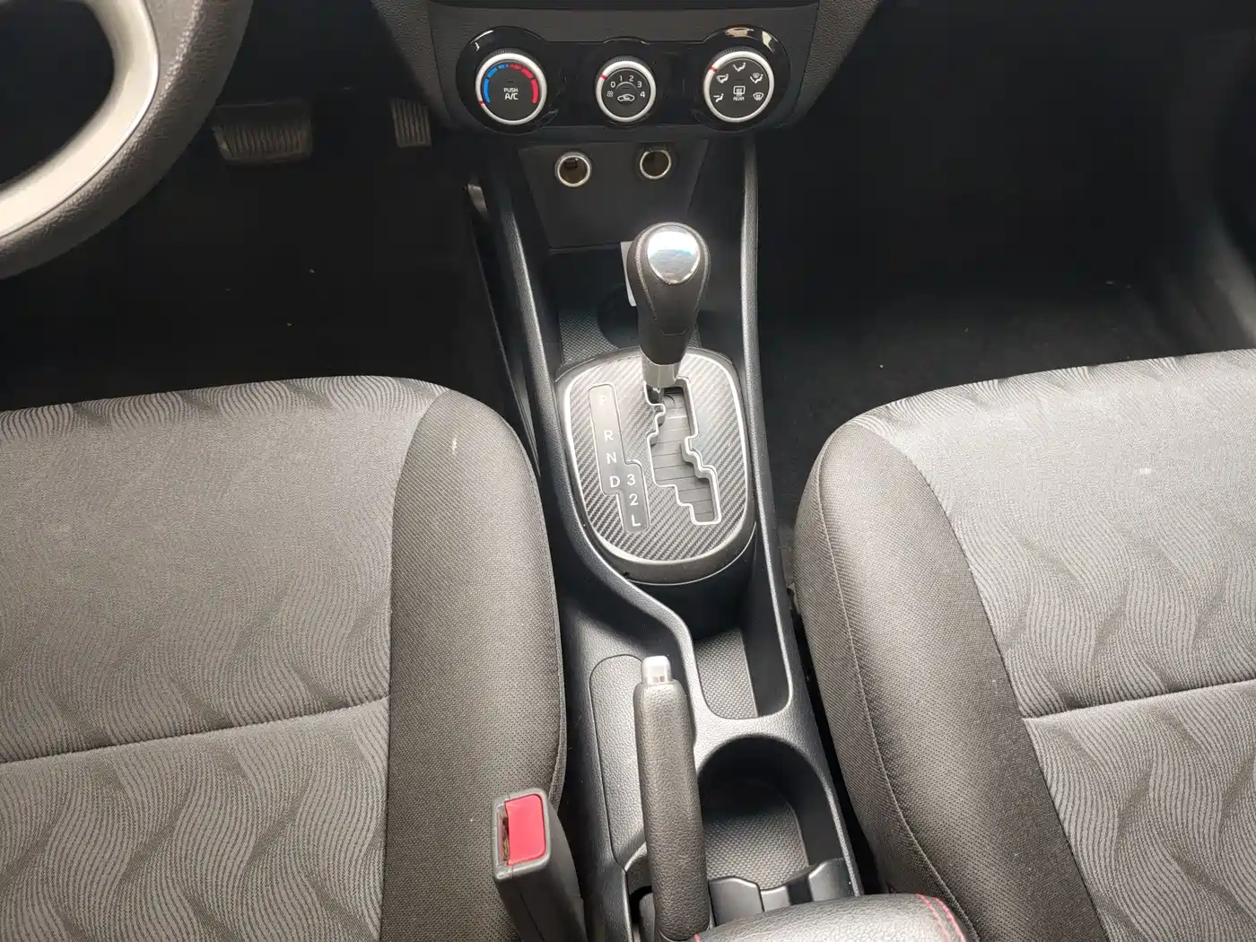 Kia K2 2017 2015 Sedan 1.4L AT GLS