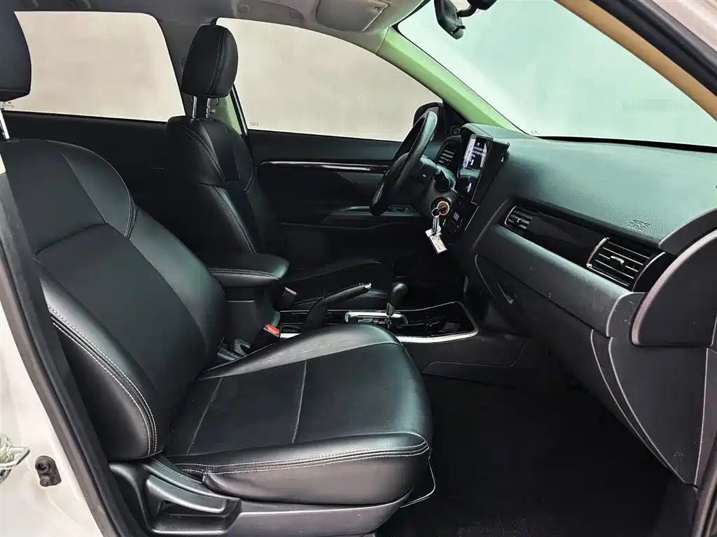 Mitsubishi Outlander 2021 2.0L 2WD Smooth Ride Version 5-Seater фото 18