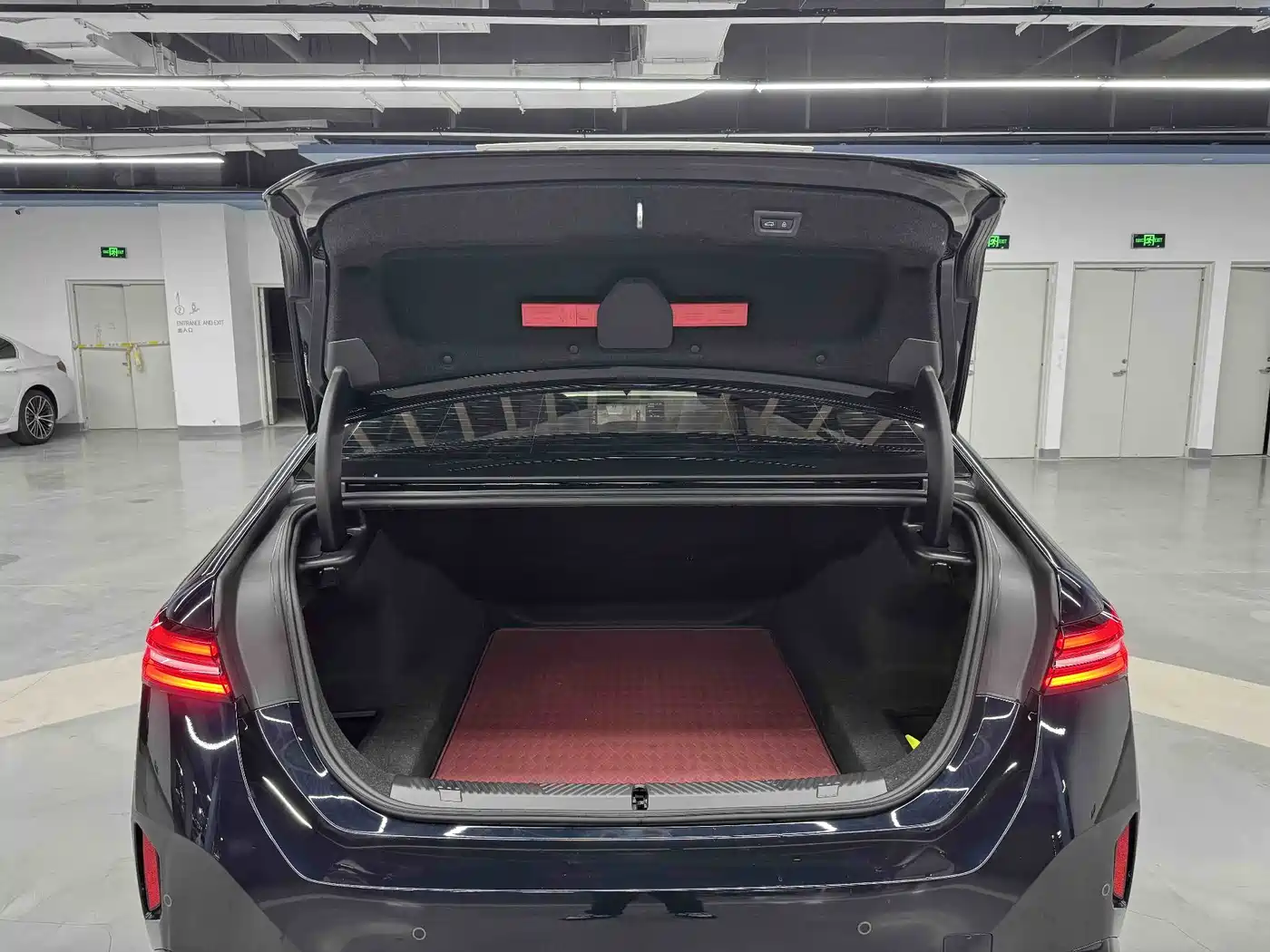 BMW 5 Series 2025 530Li Leading M Sport Package фото 36