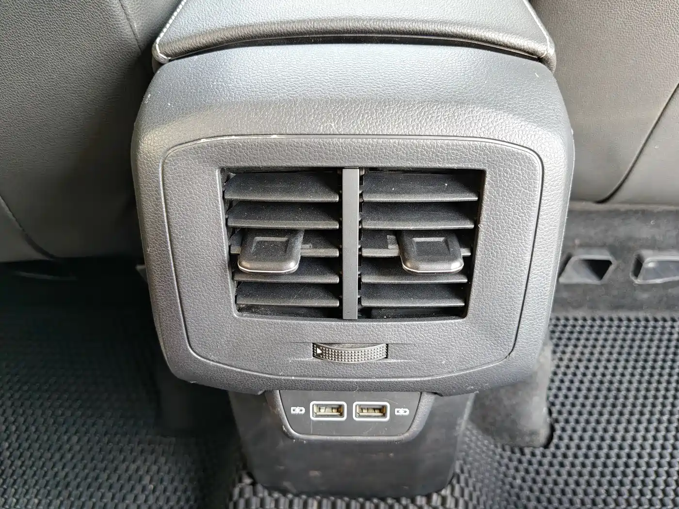 Volkswagen Tanying 2023 Model 200TSI DSG R-Line Smart Connect Edition фото 17