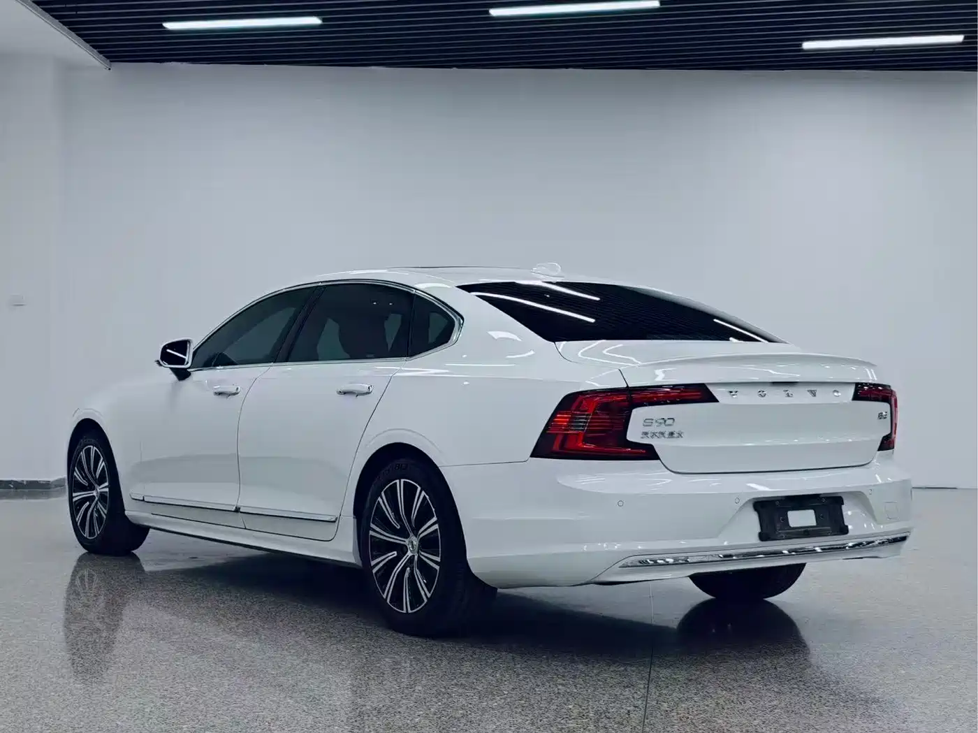 Фото 2 - Volvo S90