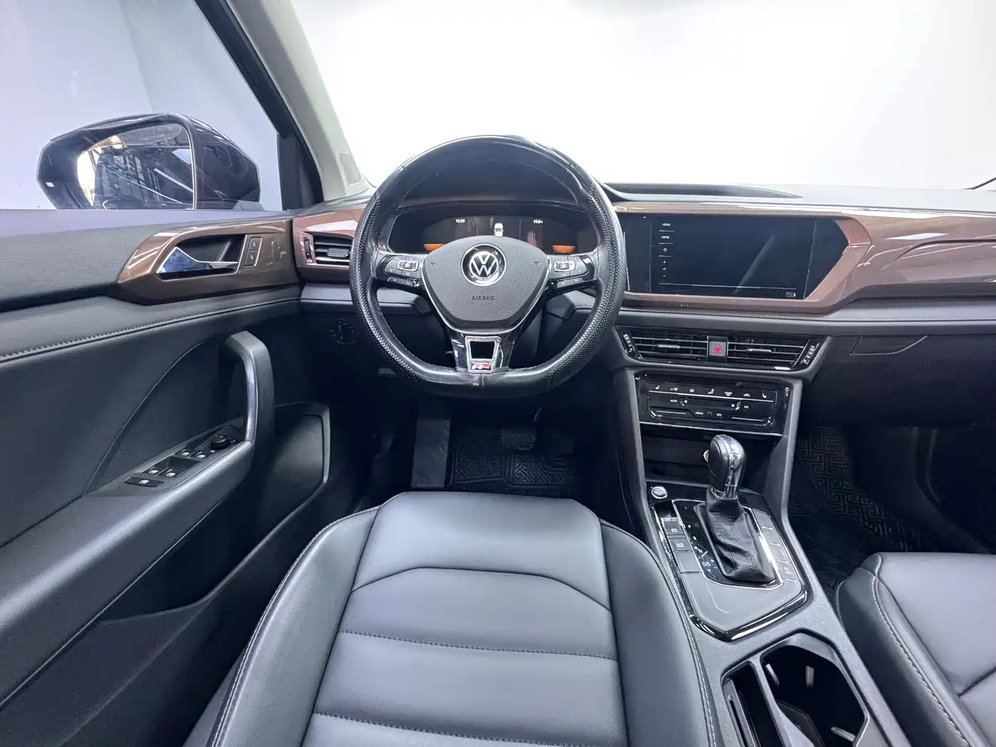 Volkswagen Tharu 2022 280TSI FWD Luxury Edition фото 15