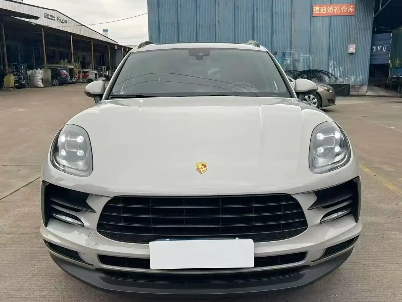PORSCHE MACAN