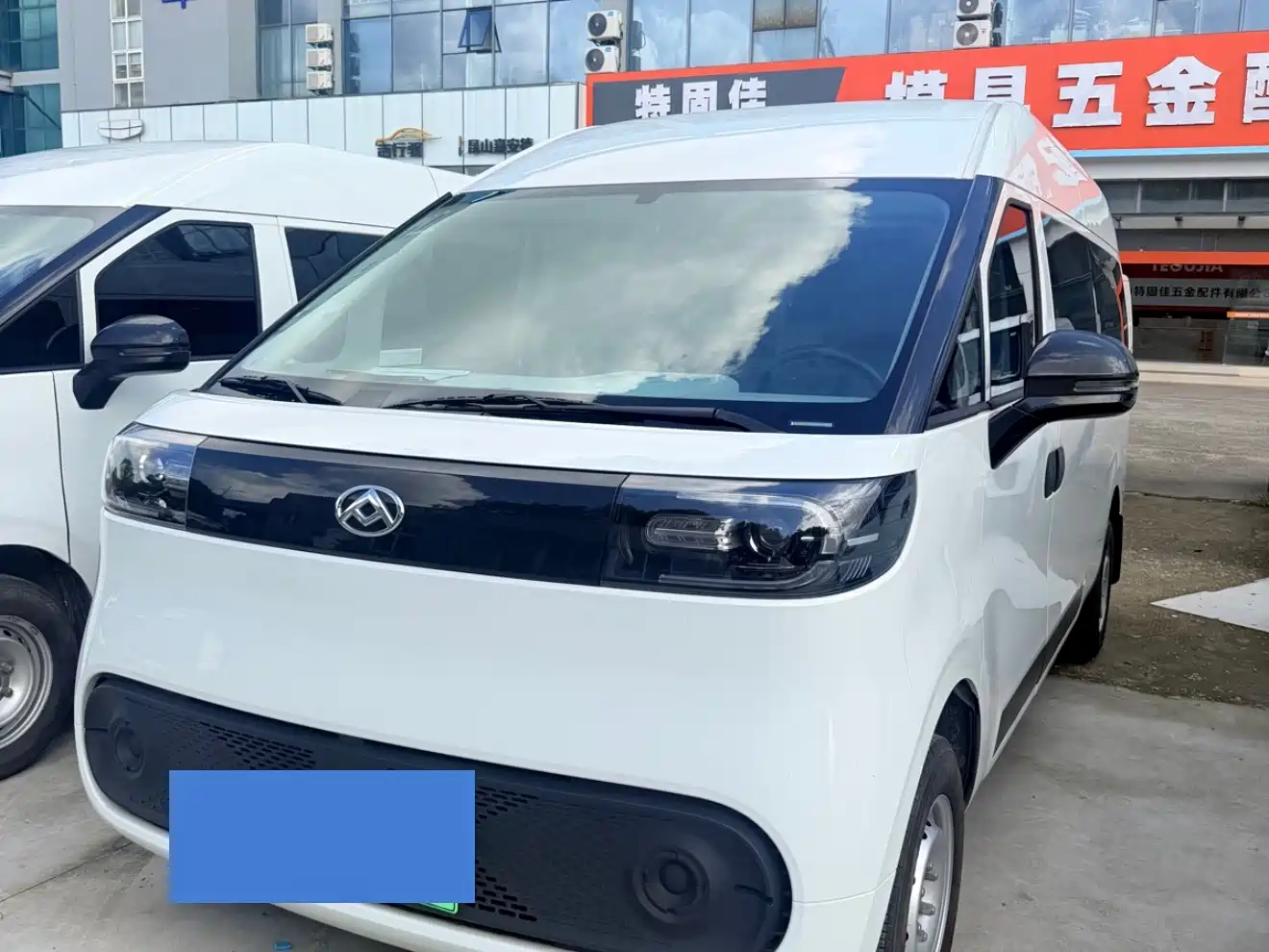SAIC Maxus Dana V1 2025 2025 V1+ Long Wheelbase High Roof Multi-purpose Version (64kWh)