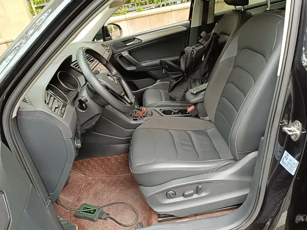 Photo 11 - Volkswagen Tiguan L