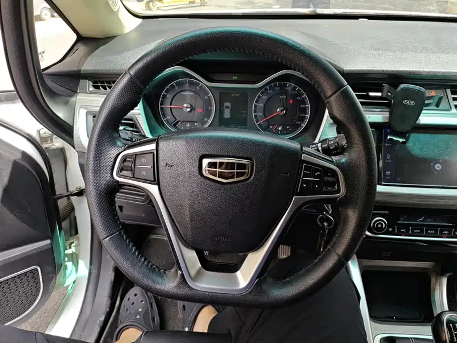 Фото 15 - Geely Vision X3
