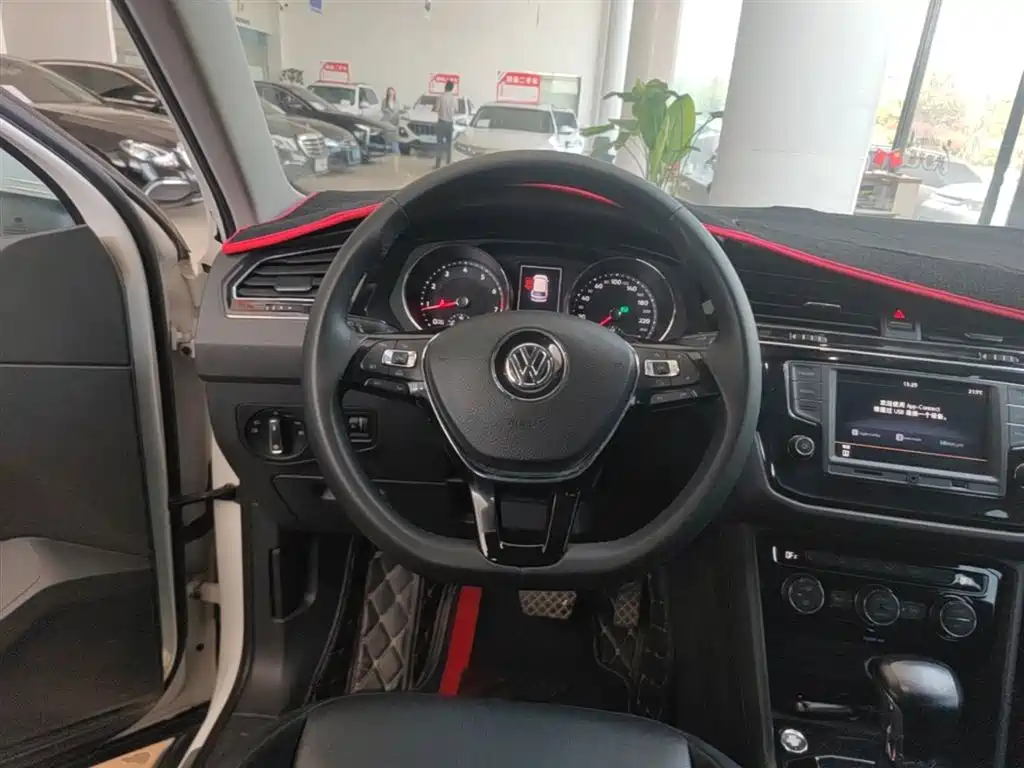 Volkswagen Tiguan L 2017 330TSI Automatic 2WD Comfort Edition фото 11