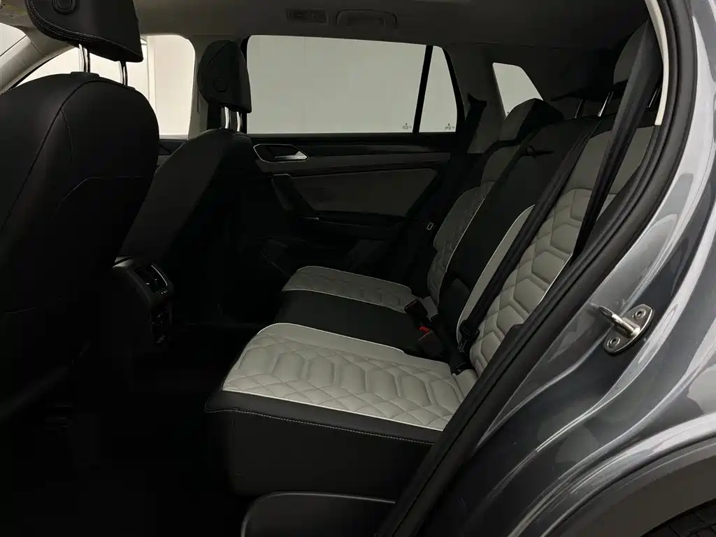 Volkswagen Tayron 2023 300TSI 2WD Luxury Plus Advanced Edition фото 9
