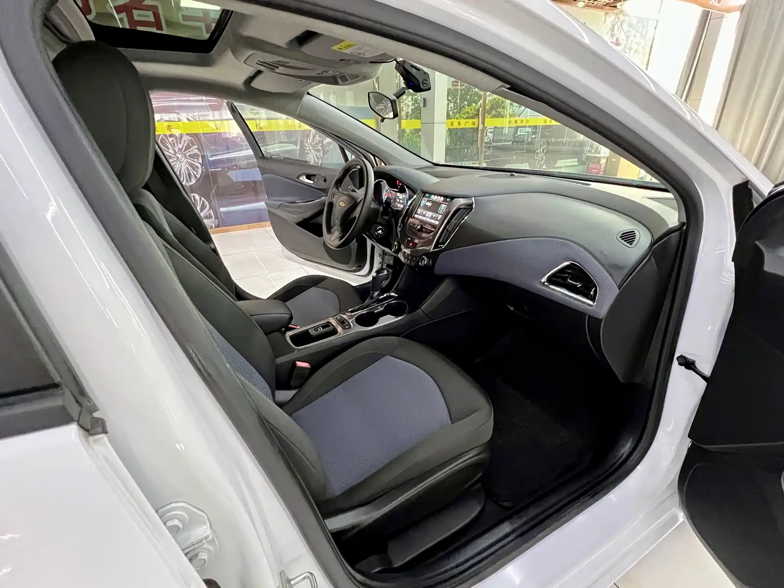 Photo 15 - Chevrolet Cruze