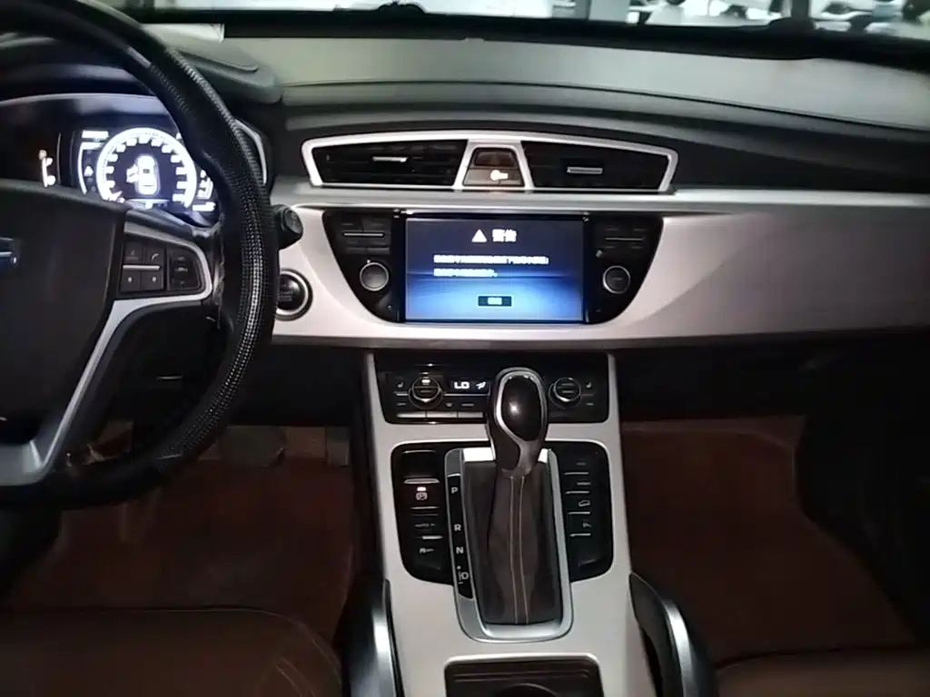Фото 13 - Geely Atlas