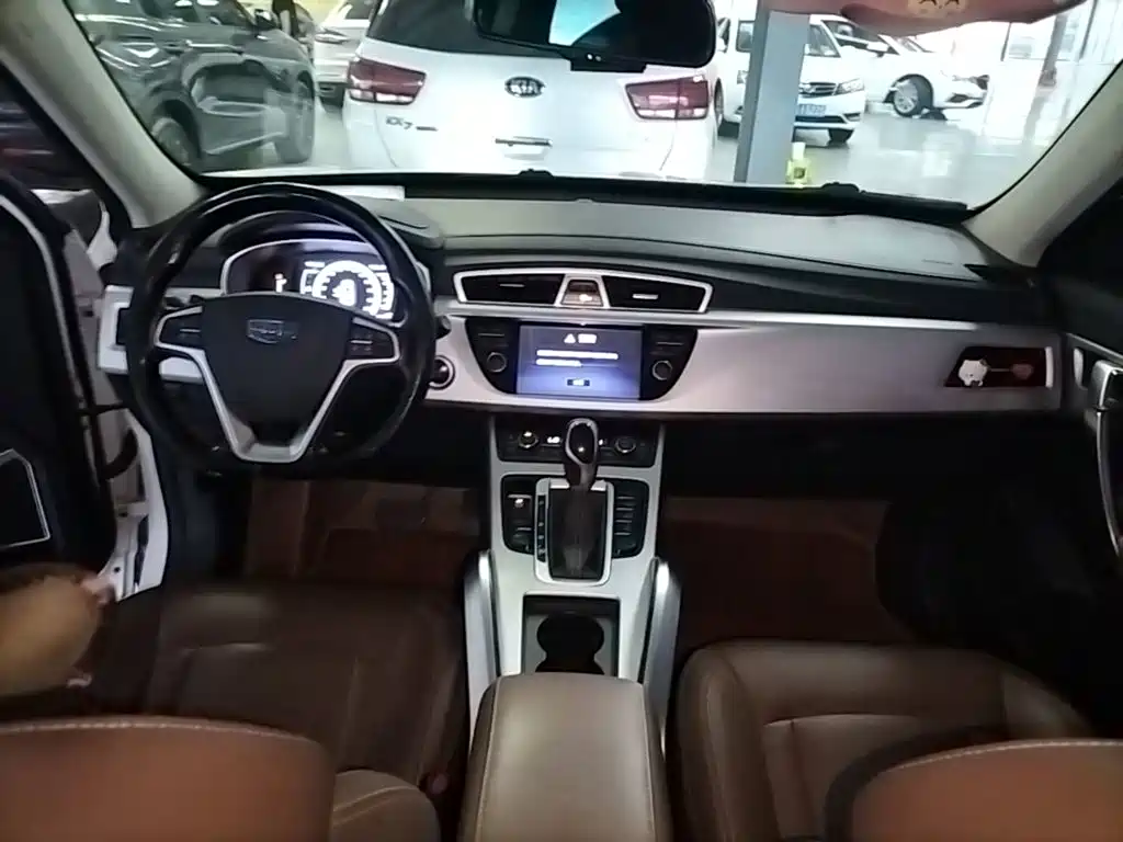 Фото 10 - Geely Atlas