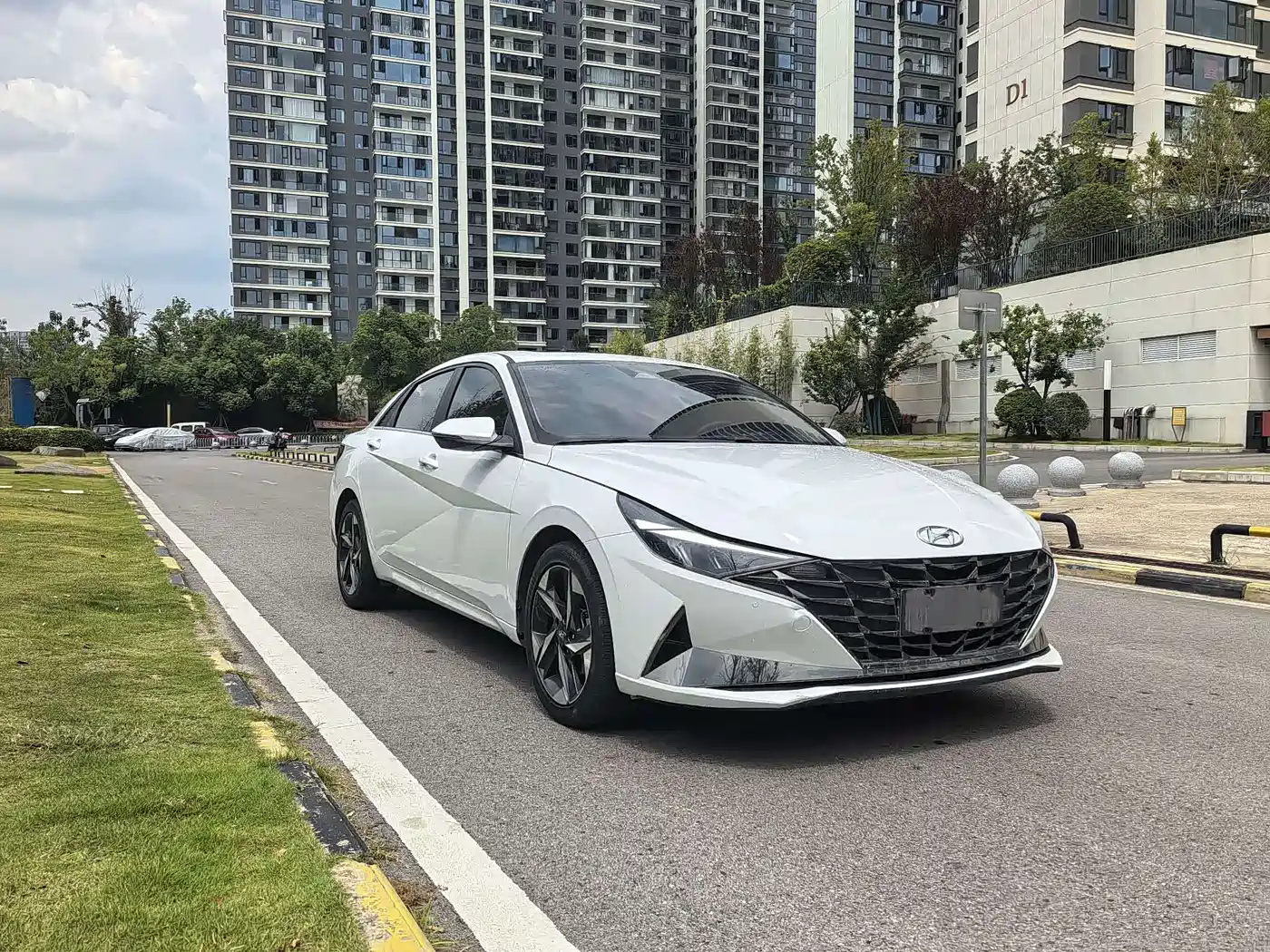 Hyundai Elantra 2021 1.5L CVT LUX Premium Edition фото 3
