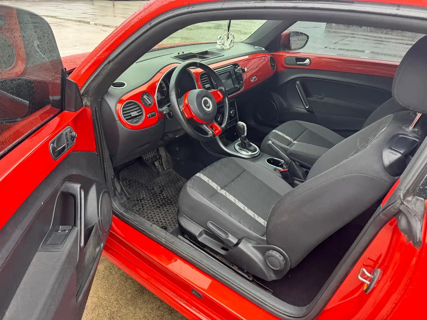 Volkswagen Beetle 2016 Model 180TSI Club Edition фото 5