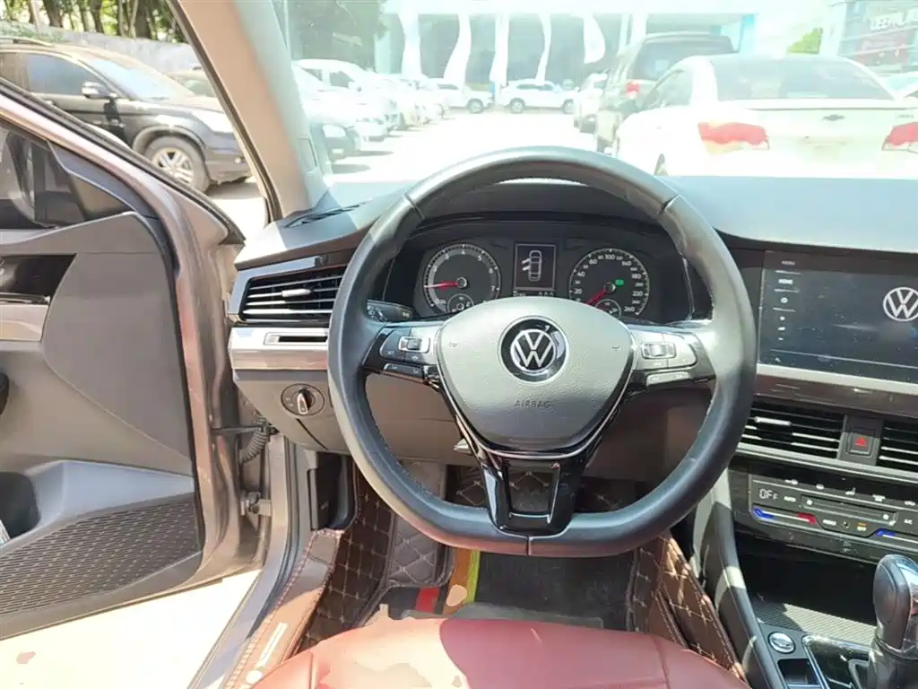 VOLKSWAGEN BORA