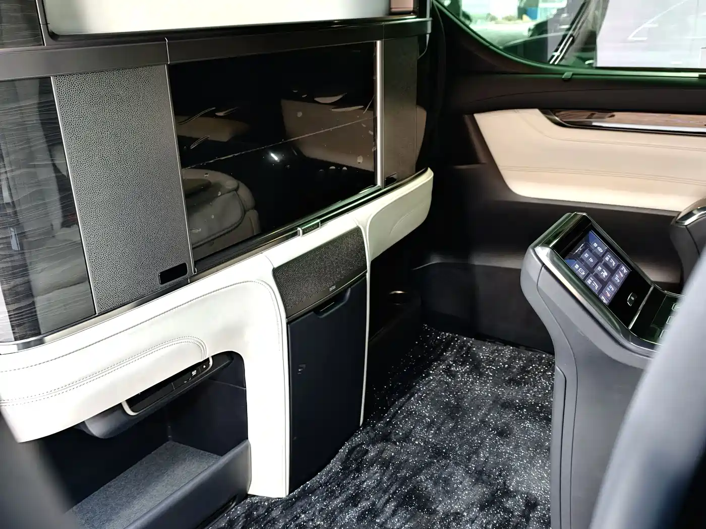 Lexus LM 2020 300h 4-Seat Imperial Edition фото 7