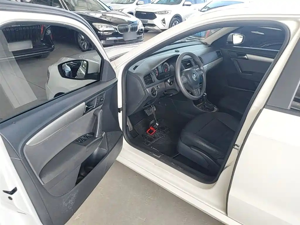 Volkswagen Lavida Tour 2013 1.6L Automatic Trend Style фото 16