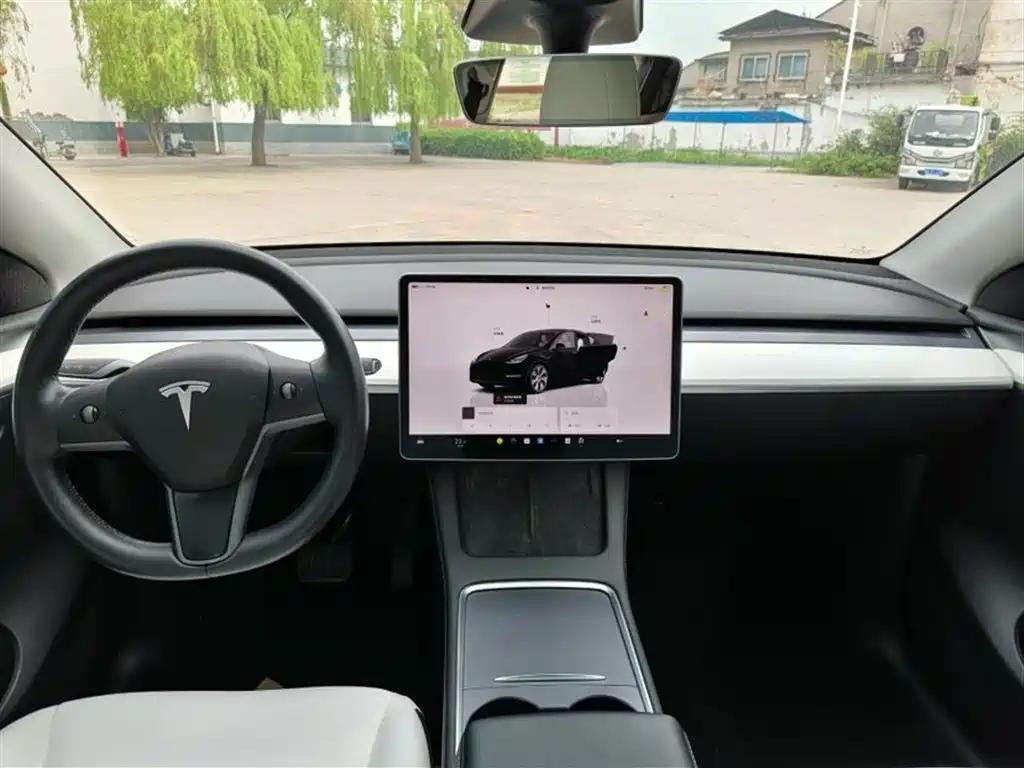 TESLA MODEL Y