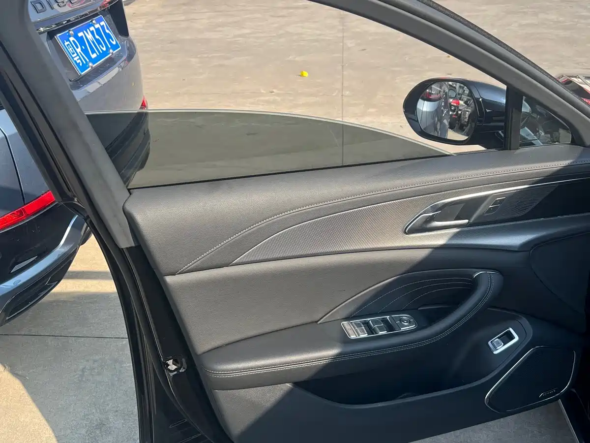 Hongqi H5 2024 2.0T Automatic Smart Connect Flag Leader Edition фото 5
