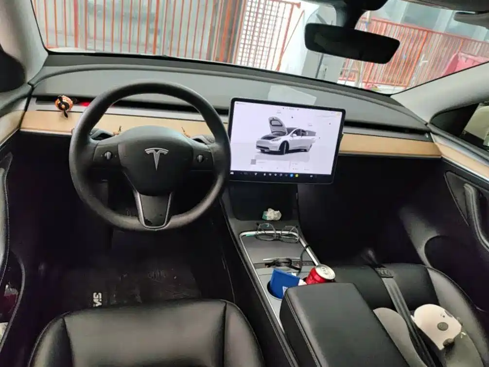 TESLA MODEL Y