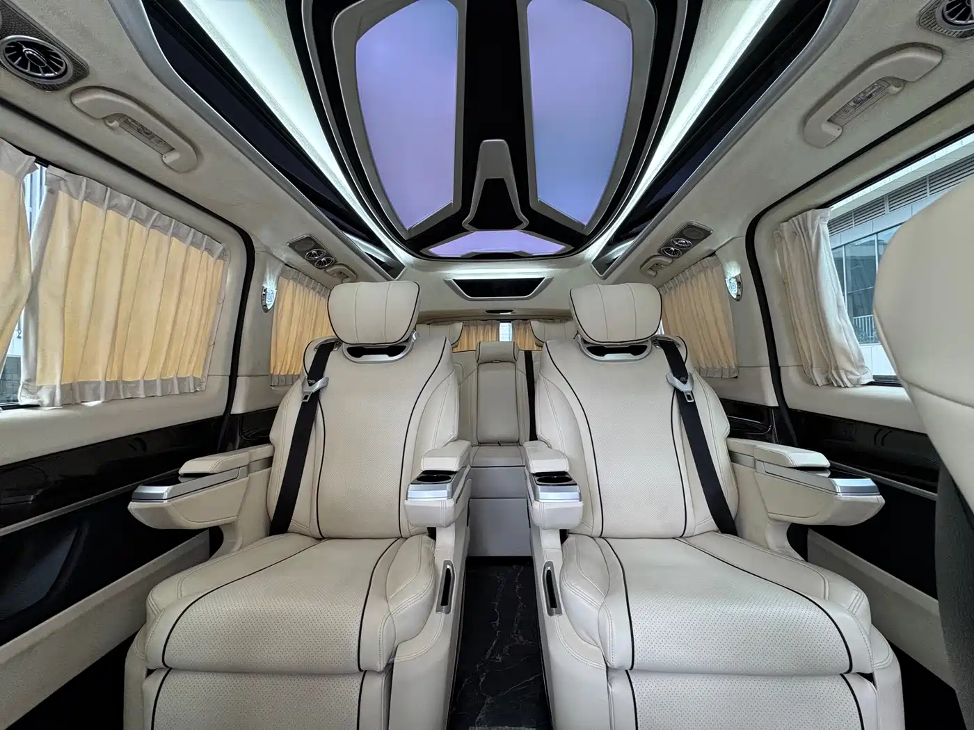 Mercedes-Benz V-Class 2018 V 260 L Premium Long Wheelbase Edition China VI фото 13