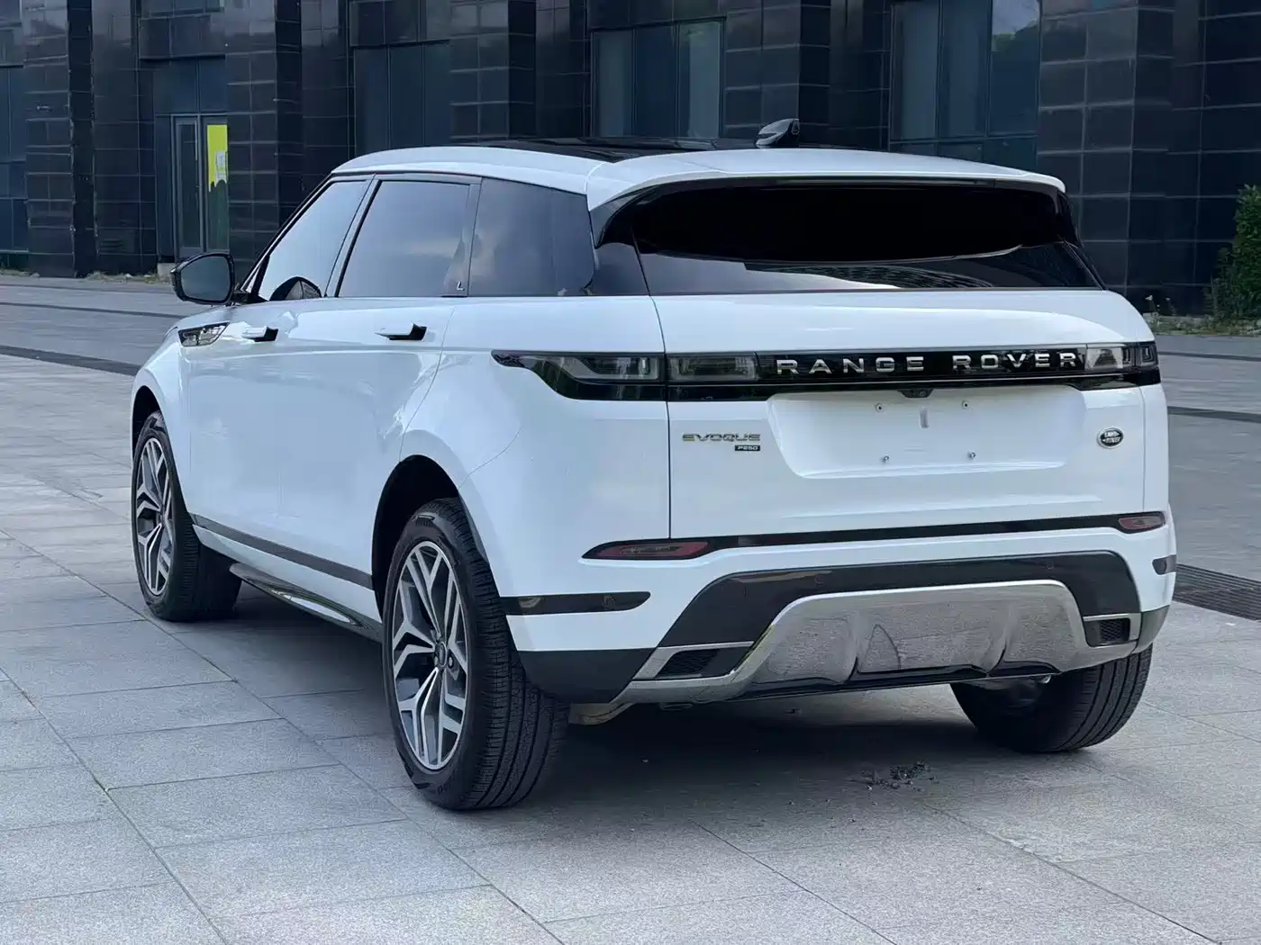 Land Rover Range Rover Evoque 2023 Range Rover Evoque L 249PS Luxury Edition фото 6