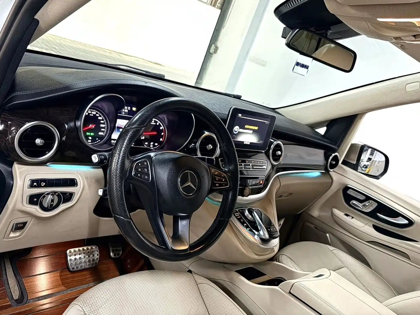 Mercedes-Benz V-Class 2017 Model V 260 L Premium Extended Edition фото 4
