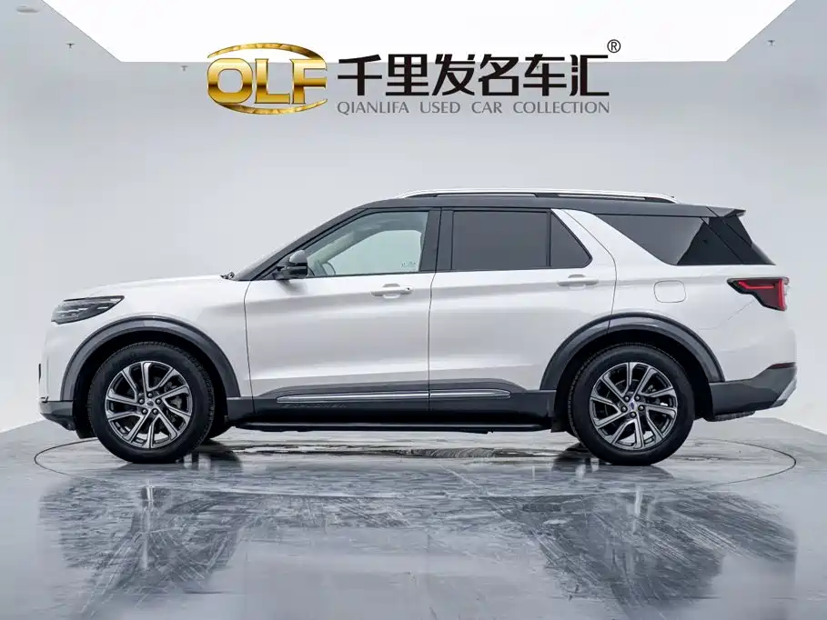 Photo 4 - Ford Explorer